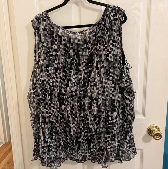 Avenue black & white brush stroke, layered, sleeveless blouse, size 26/28 - Picture 10 of 12